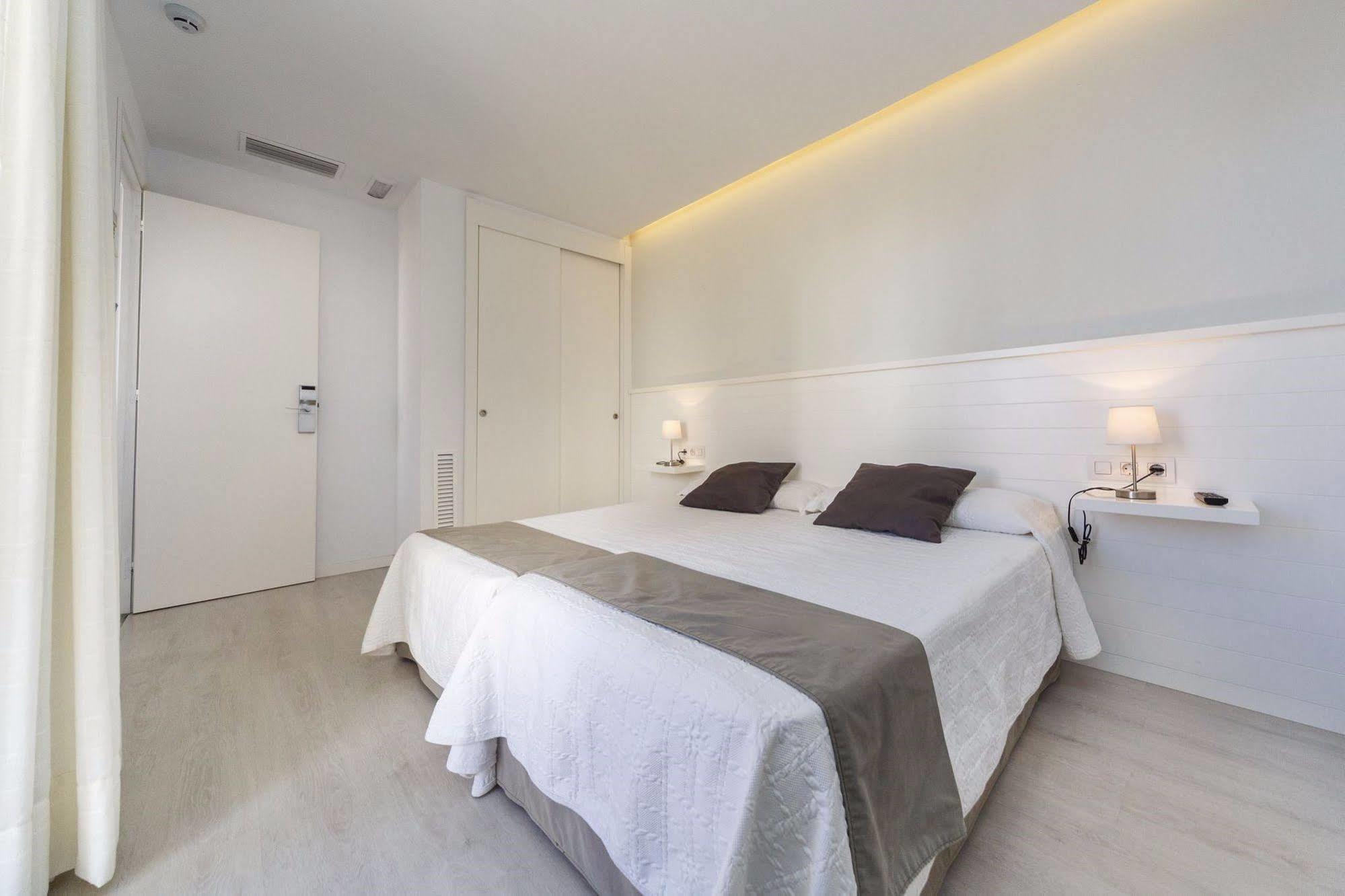Hostal La Palma Форнельс Экстерьер фото